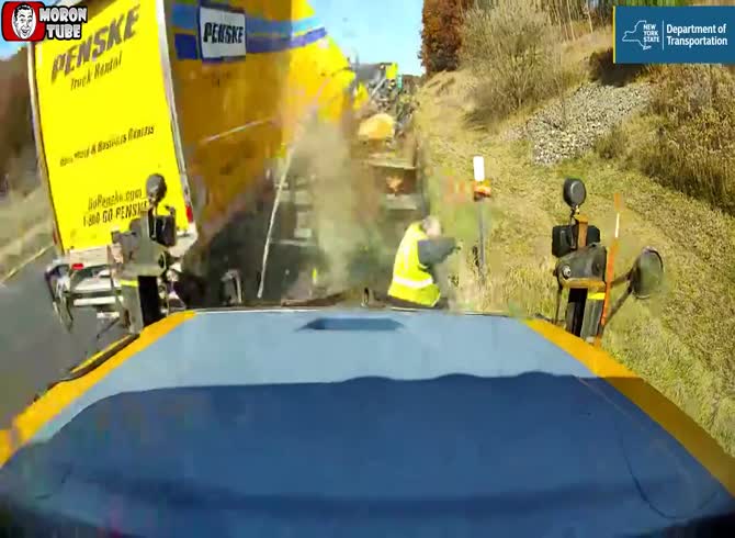 Video :A motorway worker barely avoids a burning vehicle